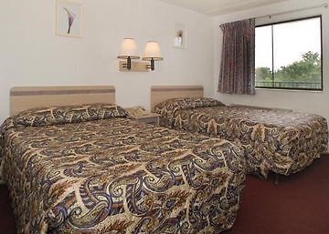 Days Inn & Suites By Wyndham Indianapolis Airport East Exteriör bild