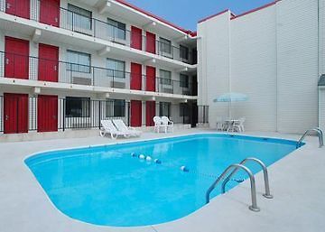 Days Inn & Suites By Wyndham Indianapolis Airport East Exteriör bild